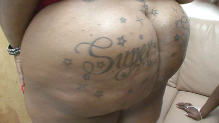 Cum on Weird: Dua cewek semok kulit hitam lagi asik seks threesome