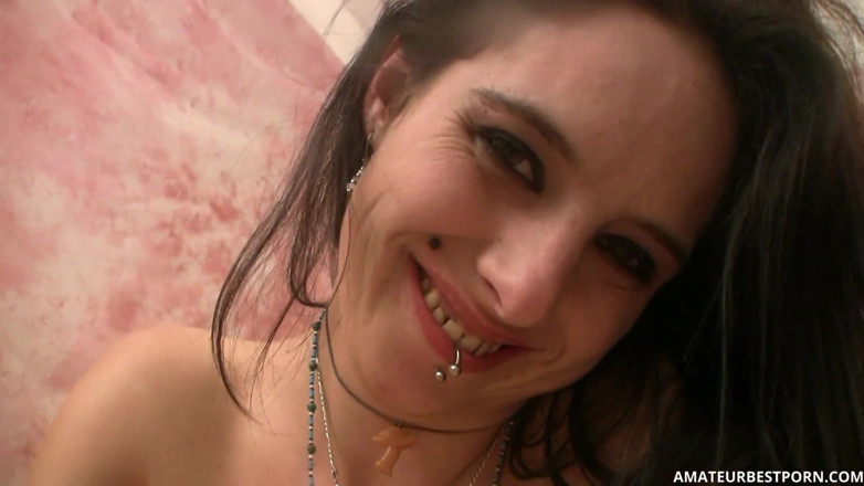 PurefilmsTv: Giovane ragazza che gioca con il culo e la figa...