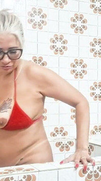 Înfigându-și vibratoarele în pizdă și pișându-se