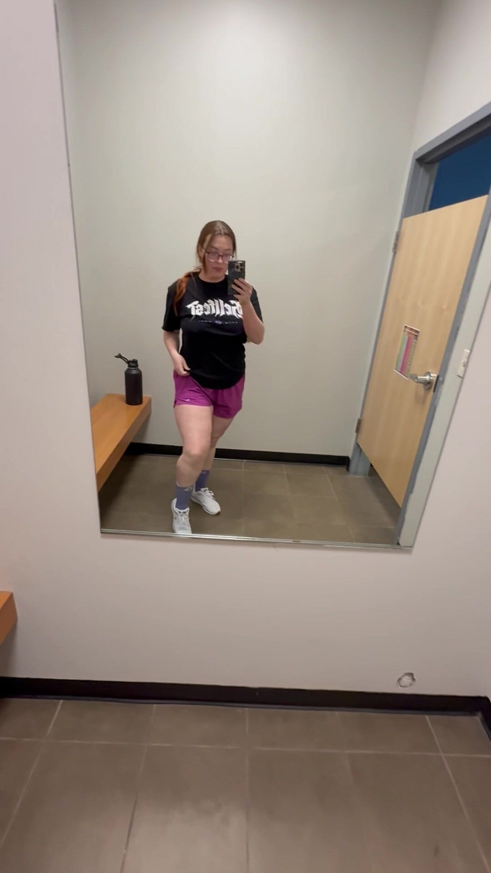 Dahlia Wolf: Kočička v tělocvičně se svléká a škádlí