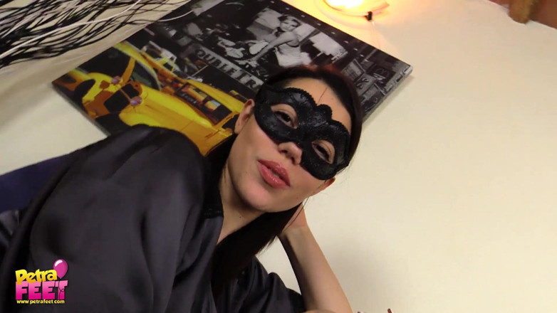 Foot Fetish HD: Petra, maskeli güzellik seksi ayaklarıyla oynuyor
