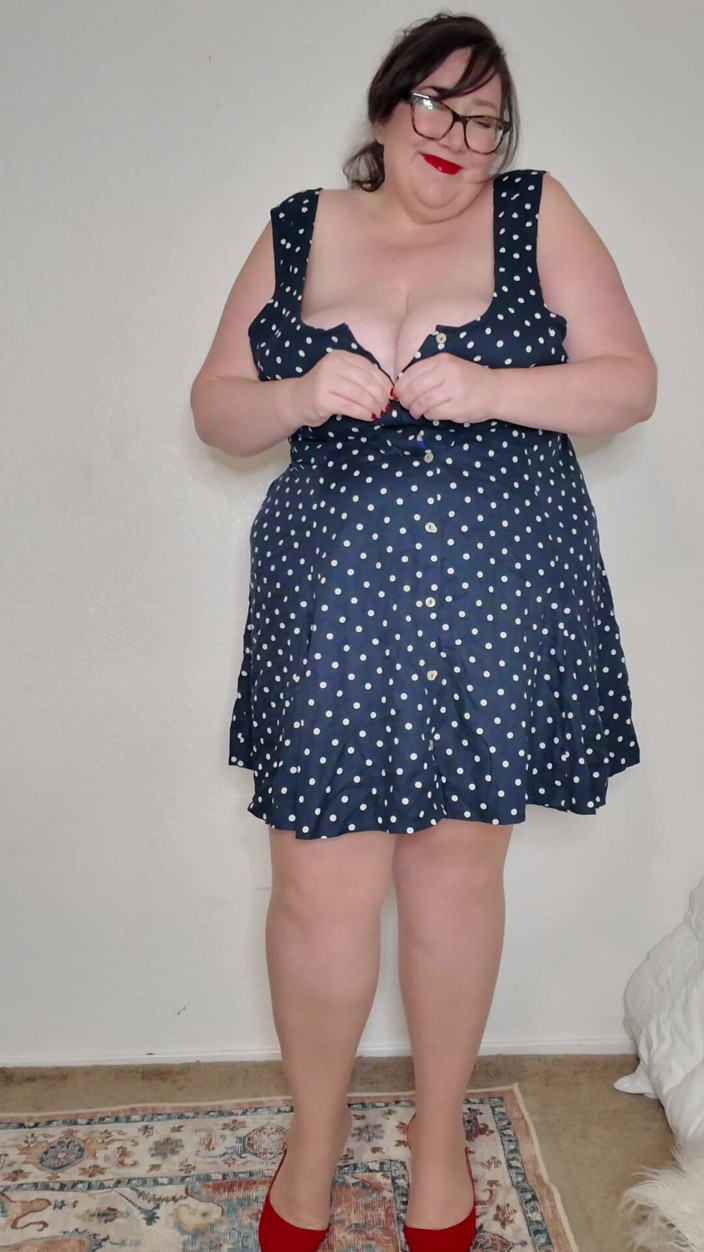 cutejayne: Hot BBW MILF in Polka Dots and Stockings