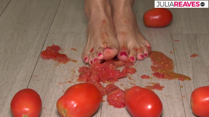 Kinky Bitches: Ela faz suco de tomate nu e fica com tesão...