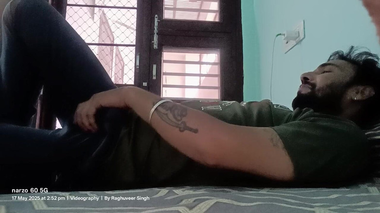 Rajasthani-old-lover: Hintli adam mastürbasyon yapmanın tadını çıkarıyor