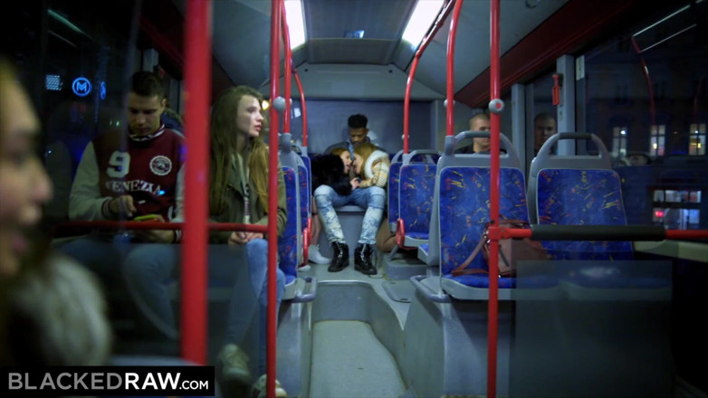 Blackedraw: BLACKEDRAW Dvě krásky šukají v autobuse obří velké černé péro!