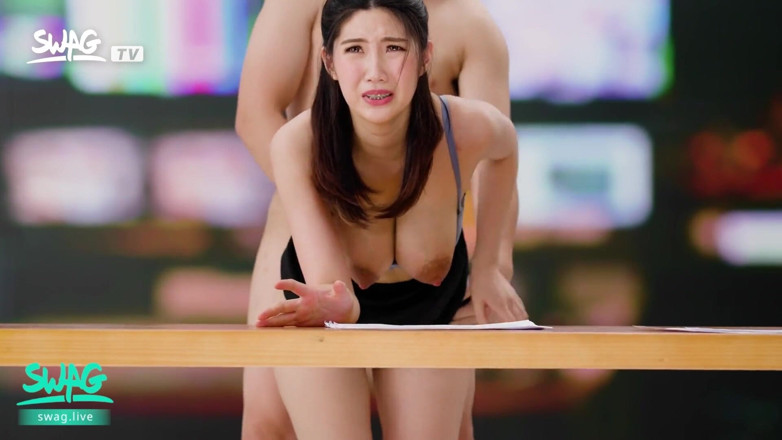 SWAG.live: คอลเลกชัน: พิธีกรสาวเซ็กซี่โดนเย็ดต่อหน้ากล้อง