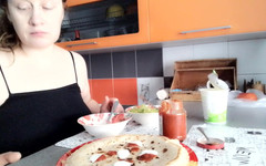 VikkiGeorgia: 我正在吃