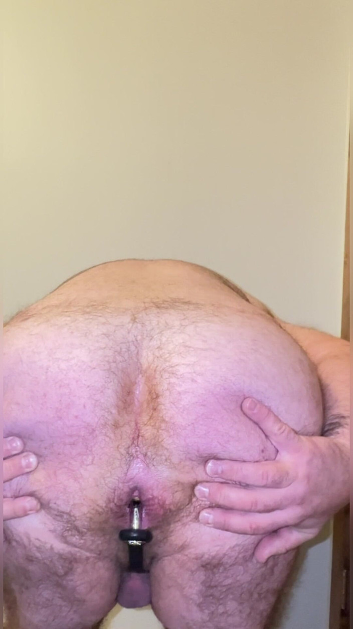 Anal Steve: Steve dubur dalam thong birunya menunjukkan badan beruang dan zakarnya,...