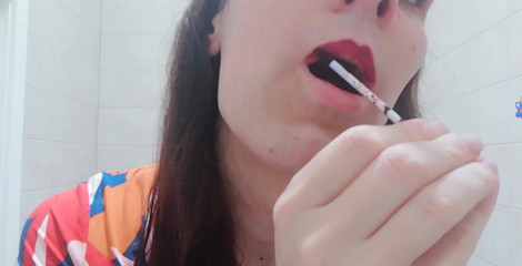 Odette Vesper: Čištění vlasů a malování rtů