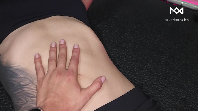 Angelmuscles: Abdos irrésistibles... Elle ne pouvait pas rester loin