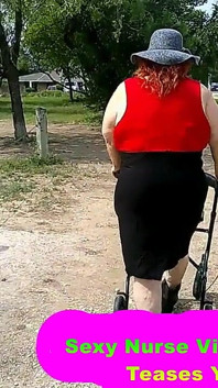 공원에서 깜박이고 괴롭히는 섹시한 간호사 Vicki
