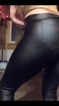 Senti l'elettricità che scorre attraverso il tuo corpo, piccola? Portate quei pensieri maliziosi nella vita!