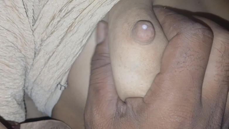 seema: Pertemuan dengan Bhabhi Bahagian 1 – Susu Malam Penuh keluar dari buah...