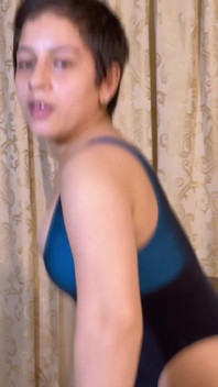 Jasmine Tančí v plavkách