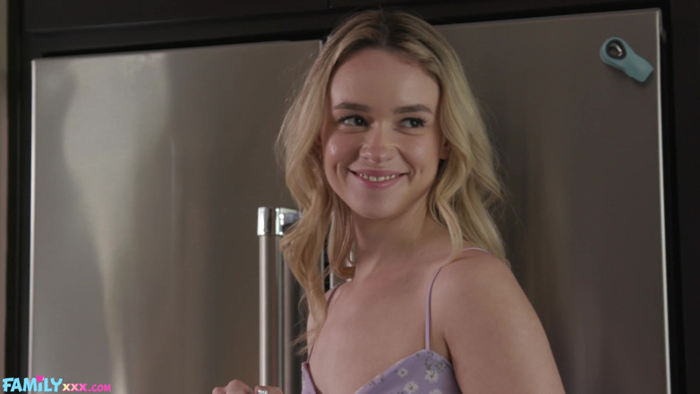 FamilyXXX: Khloe Kingsley รู้ว่าพ่อเลี้ยงคือคนที่ใช่