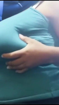Tante seksi india lagi asik mainin toket besarnya di dalam bus