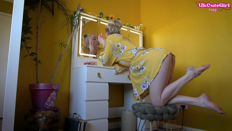 UKCuteGirl Lucy Lauren: Arkadaşının orta yaşlı seksi kadın seni izlerken yakalıyor: mastürbasyon yaparken...
