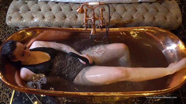 Vivienne l'Amour: Vivienne L'Amour - мастурбация вибратором в медной ванне