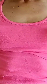私の硬い完璧な乳首マッサージ 自家製のアマチュアセクシーワイフ