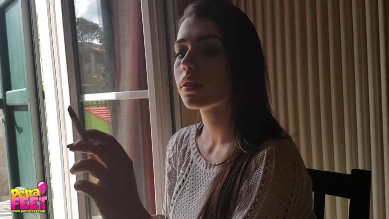 Smokin Fetish: Splendida bruna stuzzica tutti con il suo fumo