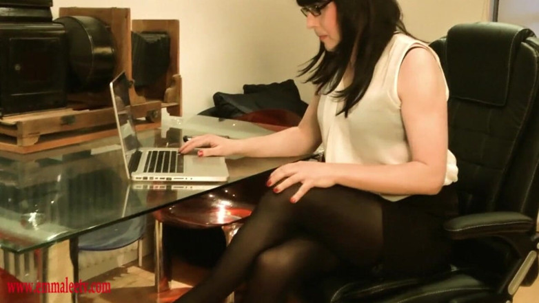 EmmaLeeTV - Nylon Fetish Tranny: ट्रॅनी सेक्रेटरी एम्मा ली ब्लैक स्टॉकिंग्स फैला रही हैं