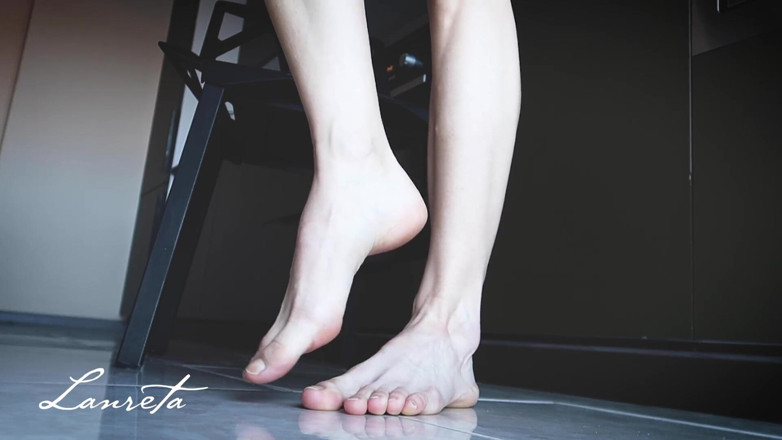 Lanreta: Showing my soles, heels, arches and toes