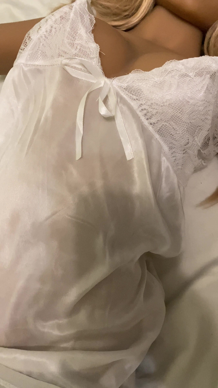 Doll sex: Menikmati ketipisan pada stoking