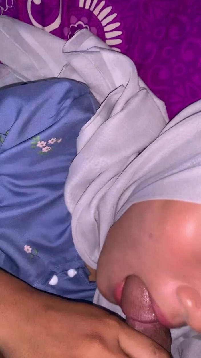 Indo Girl: Blowing Your Cock on the Way Home From Work