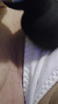 MILF Cachonda Disfruta De Vibrador a Través De Bragas...
