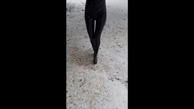 LauraOnHeels: MILF camina con pantimedias y tacones altos