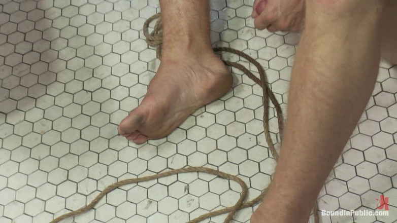 Bound in public: Unternehmens-fotze bekommt mund und arsch von einem mob geiler männer...