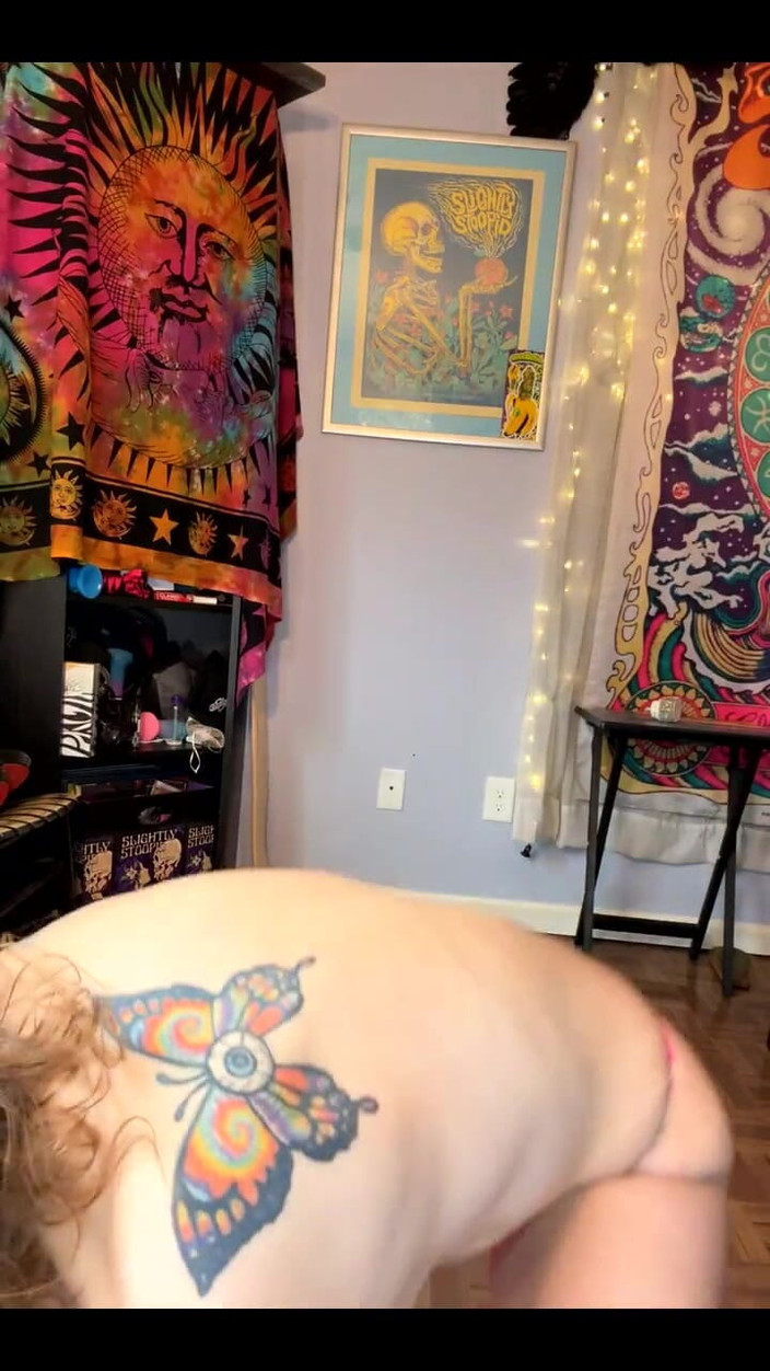 Suzy Wylde:  Suzy Wylde ile sigara gösterisi ve dans