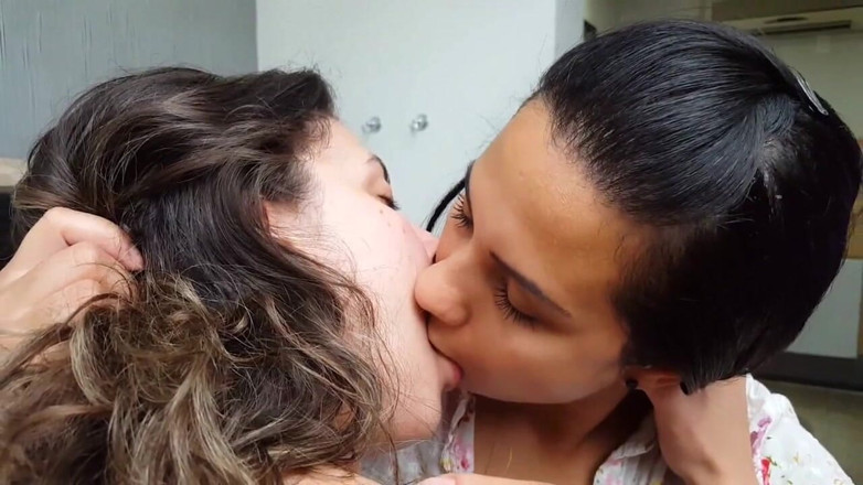 FetishKing: Hot Kisses Real Girlfriends