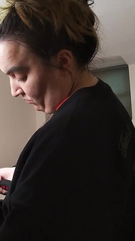 Une belle-mère à forte poitrine a besoin d’aide pour appliquer une lotion dans son trou du cul, bts