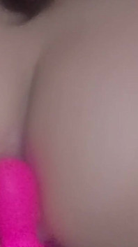 Vibrator in haar poesje gestoken