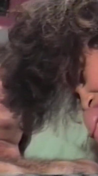 Elle a appelé son copain pour lui lécher la chatte et la baiser