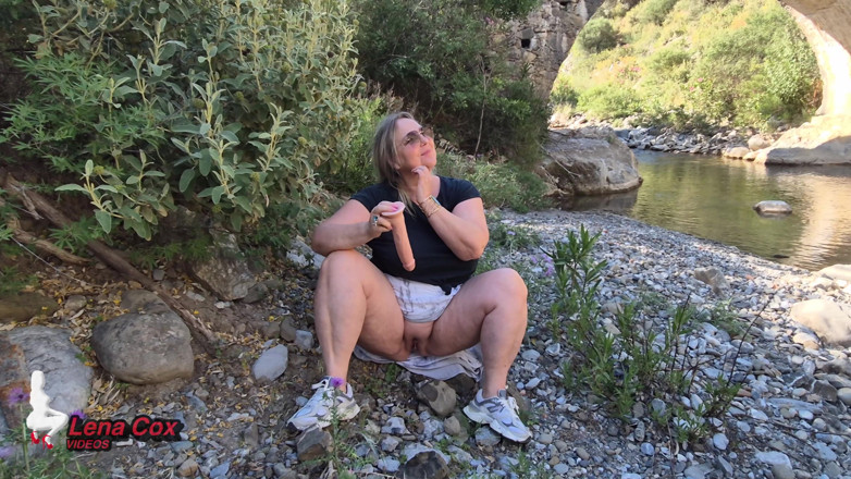 Lena Cox: Köprü altında mastürbasyon