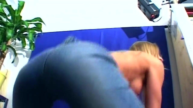 XXXEROTICONLY: สาวร่านผู้ใหญ่ผมบลอนด์โดนยัดกําปั้นลึกขณะดูดควยสั่น