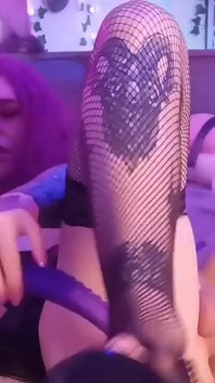 Мой первый раз играю с дилдо!! Надеюсь, я смогу отвезти его на базу в ближайшее время