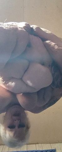 Une belle-mère se fait baiser par son beau-fils dans un bar fumeur fermé