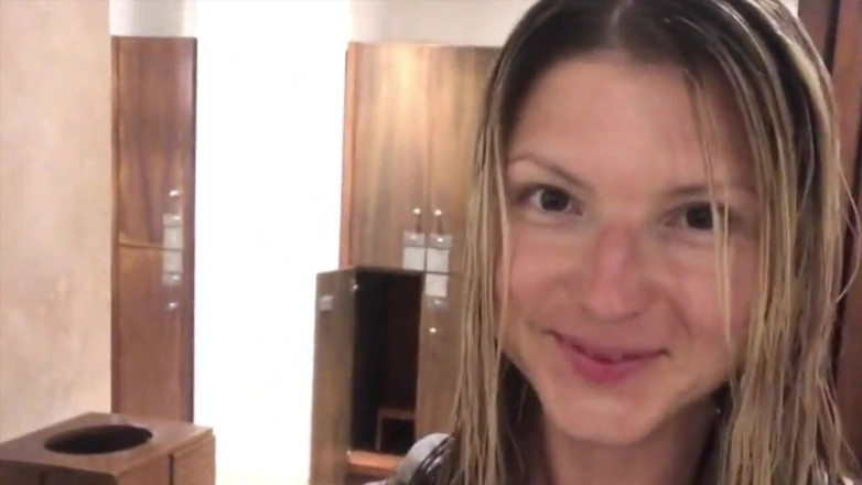 Gina Gerson: Buceta raspando solo