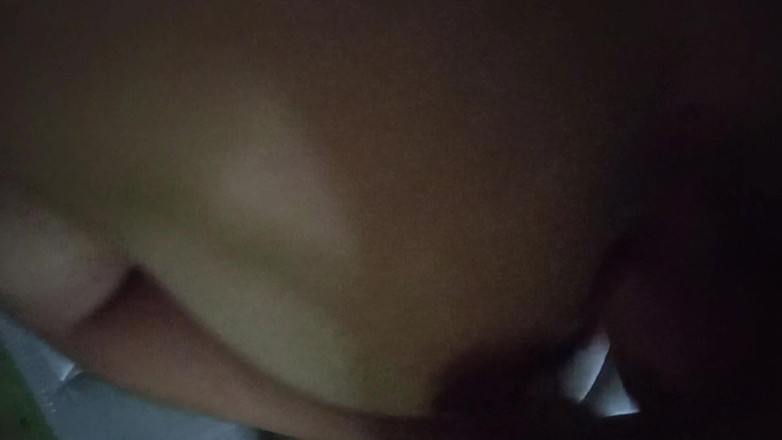 Lovely hairy pussy: 暗闇の中の欲求不満なマッサージ師による手コキと胸の仕事を