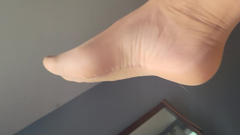 Feet Lover: Kommer med skor som bär nylonstrumpor - jag älskar sperma!