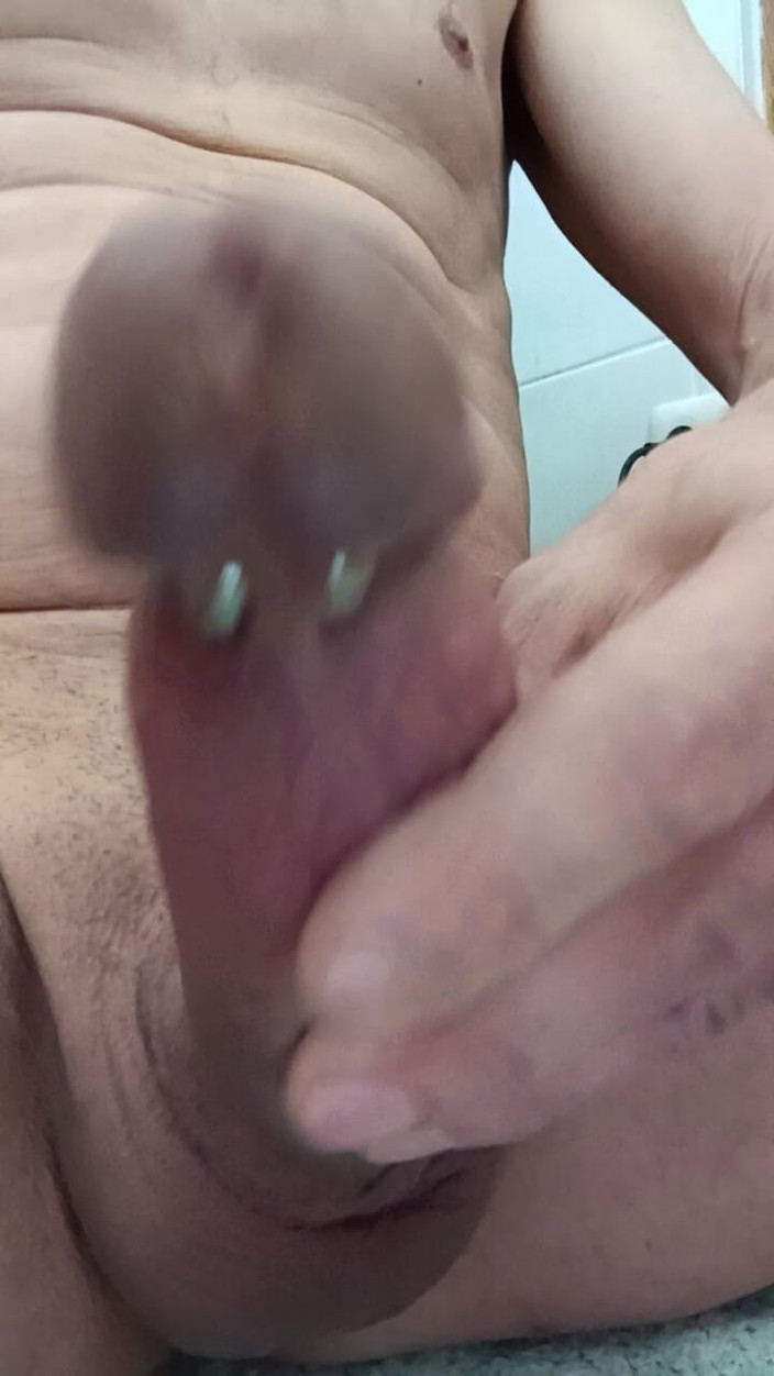 Titi19: Vuoi vedere la sborra di un grosso cazzo dilf?