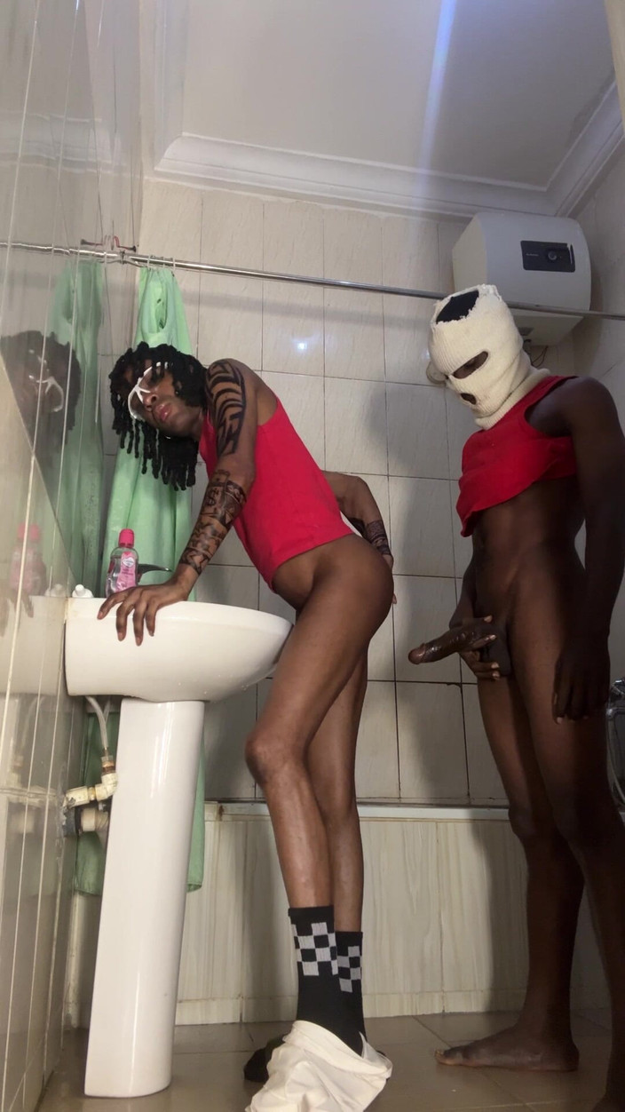 YungthugM: Chicos en rojo follan después de entrenamiento de fútbol