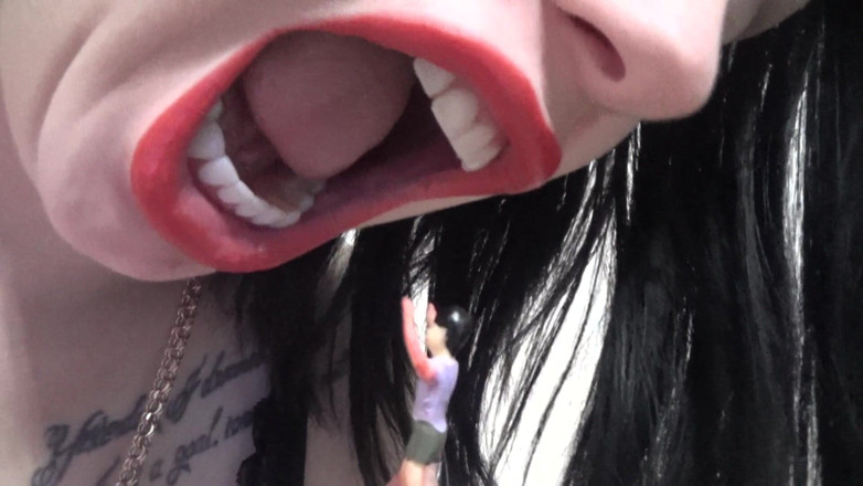 Goddess Misha Goldy: Нежный пожиратель с крошечным человеком