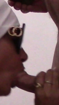 Close-up MILF chupa um pau e goza na boca