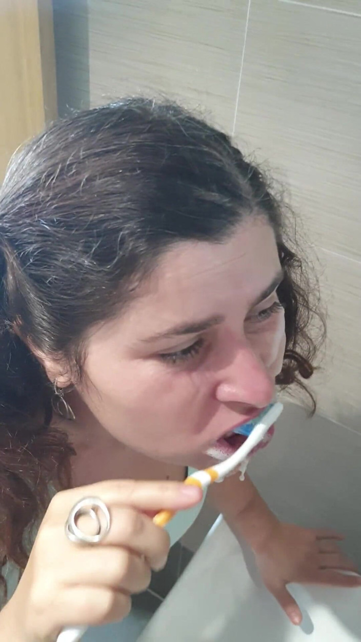 ExpressiaGirl: Aptal üvey kız dişlerini dölle fırçalıyor, üvey baba onu aldattı