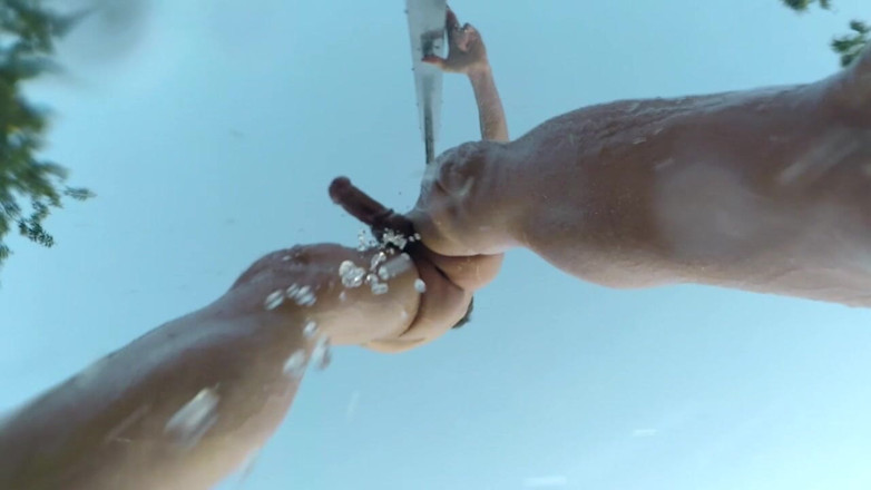 outdoor-fun: Fuera De La Ducha Desnuda En La Piscina Y Slowmotion