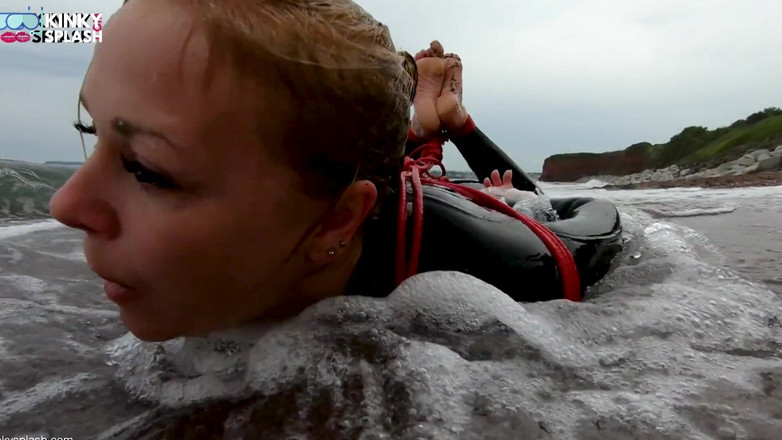 UKCuteGirl: Hogtied in un Wetsuit - sfida di fuga con la corda...